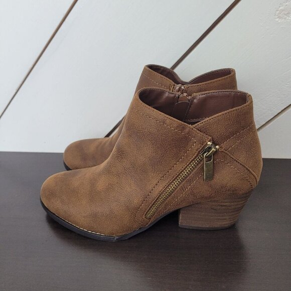 NEW Bella-Vita Bobbi Womens 7M Tan Ankle Booties Zipper & Stacked Heel/ 7CT - Picture 2 of 9